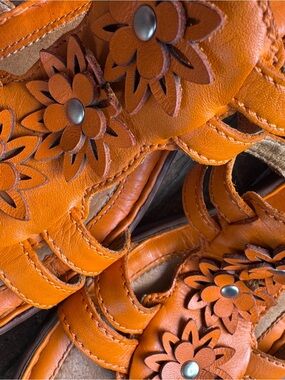 Born Leather Flower Sandals Orange Cutout Comfort Walking Sandals Women’s Size 8